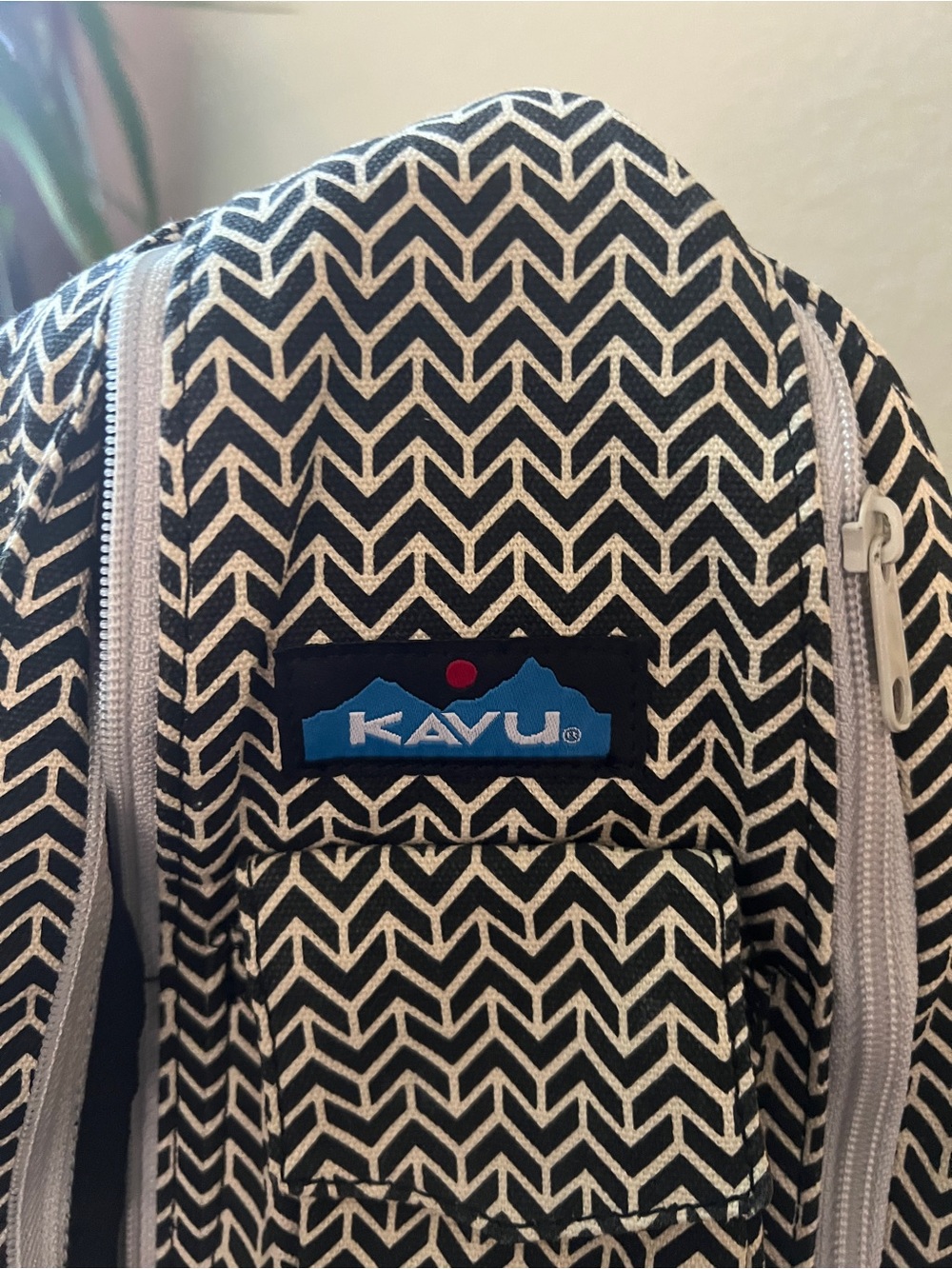 NWOT KAVU rope sling bag in a bold black and cream chevron geometric print